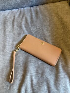 Tory Burch Tan Zip Wristlet with Gold Logo NWOT